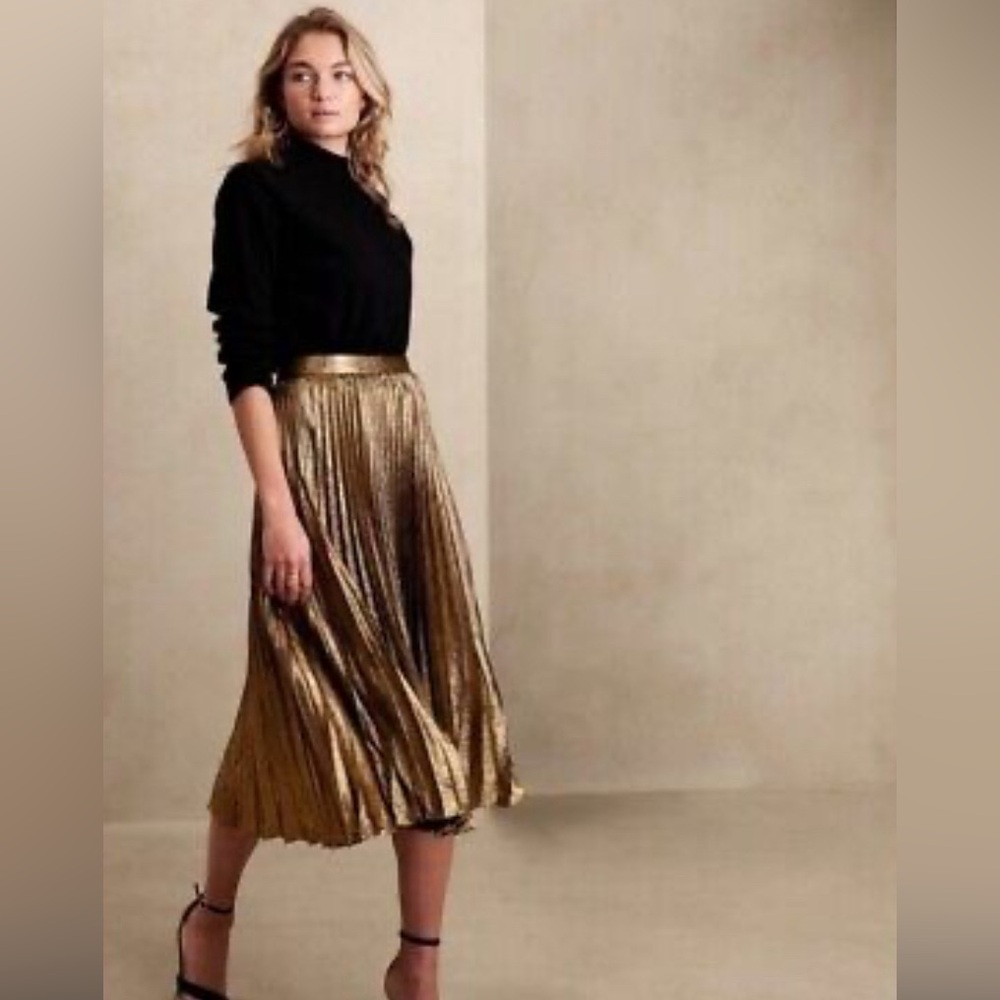 Gilded gold pleated skirt by Banana Republic; size 2